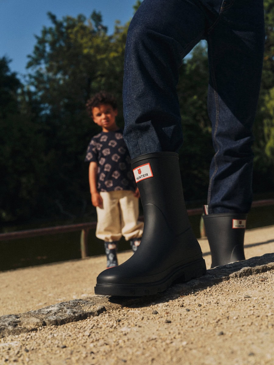 本コレクションのメインとなる “Downpour Boots”は、ユニセックス仕様のロング丈とショート丈で登場。ブラックとストーンベージュの2色展開で、内側にはプリントのシェブロン柄ライニングを施しています。