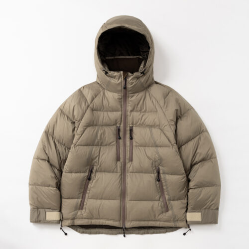 電⾞内や⾞内等、脱ぎ着が⾯倒な場⾯で着⽤したまま過ごせる事を⽬的にデザインしたダウンジャケット。