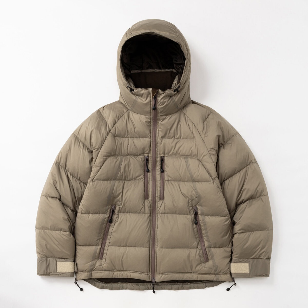 電⾞内や⾞内等、脱ぎ着が⾯倒な場⾯で着⽤したまま過ごせる事を⽬的にデザインしたダウンジャケット。