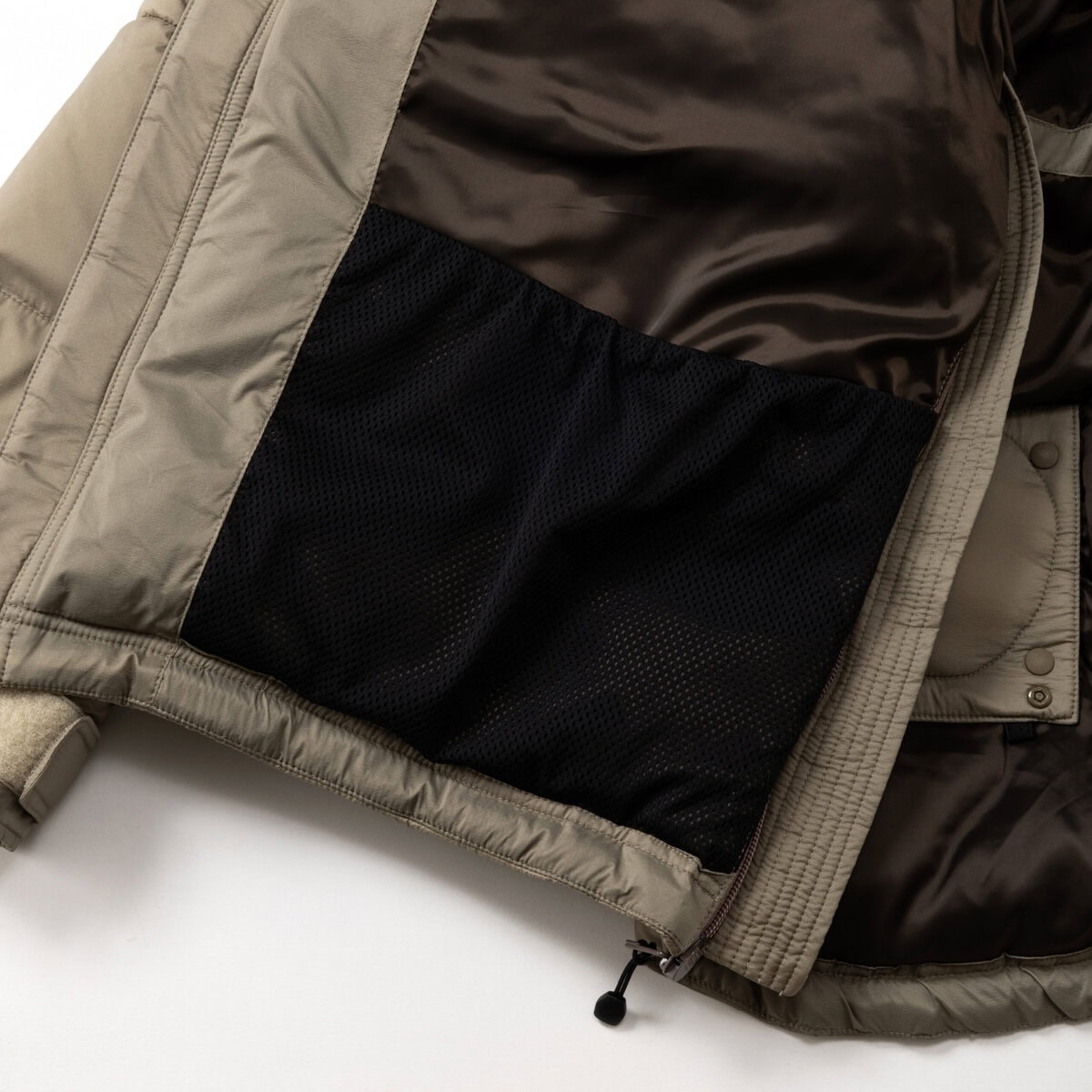 裏⾯のコーティングによる適度にパリパリとした⾵合いと、シワ加⼯による凹凸のある表⾯感が特徴。コーティングに併せて撥⽔加⼯も付与している為、軽量でありながら様々な⽤途での活躍が期待できる。