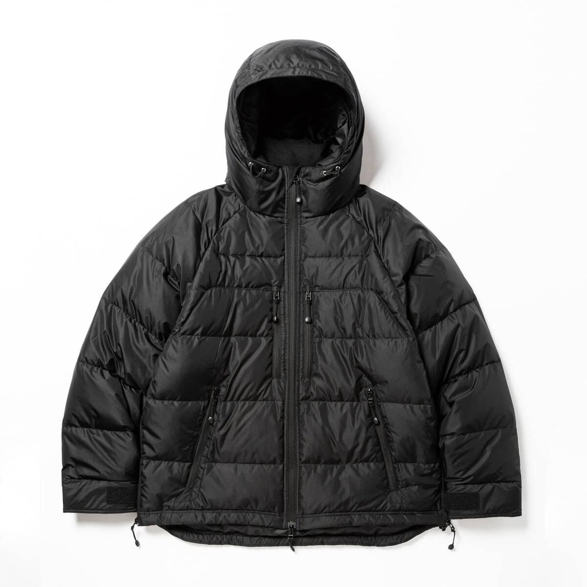 室内と屋外で温度変化の⼤きい冬に空調服の機能をある意味最⼤限活かすデザインの新たな空調服の提案となっている。