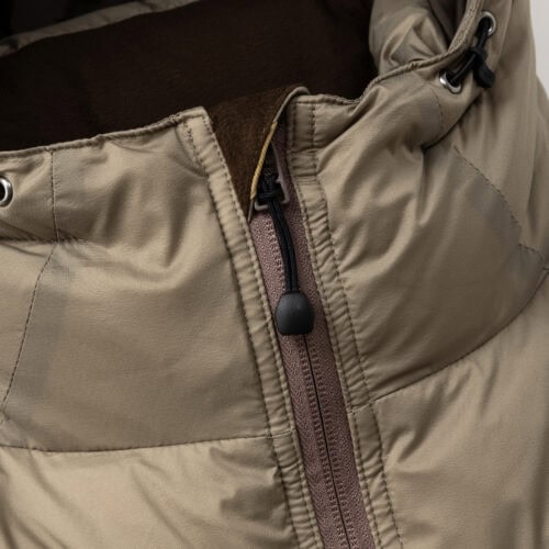 素材にはリサイクルナイロン20dという極細番⼿を使⽤した超軽量マイクロリップストップを採用。