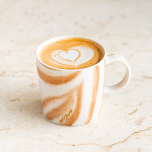 この特別なコレクションの発売にあわせて、Café Kitsunéでは一部店舗*にて、期間限定のスペシャルメ ニューを発売。 コラボレーションマグの4色をイメージしたドリンクをそ れぞれマッチする実際の商品にいれて提供する。