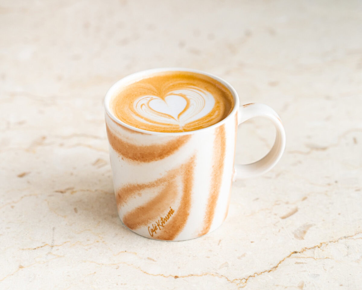 この特別なコレクションの発売にあわせて、Café Kitsunéでは一部店舗*にて、期間限定のスペシャルメ ニューを発売。 コラボレーションマグの4色をイメージしたドリンクをそ れぞれマッチする実際の商品にいれて提供する。