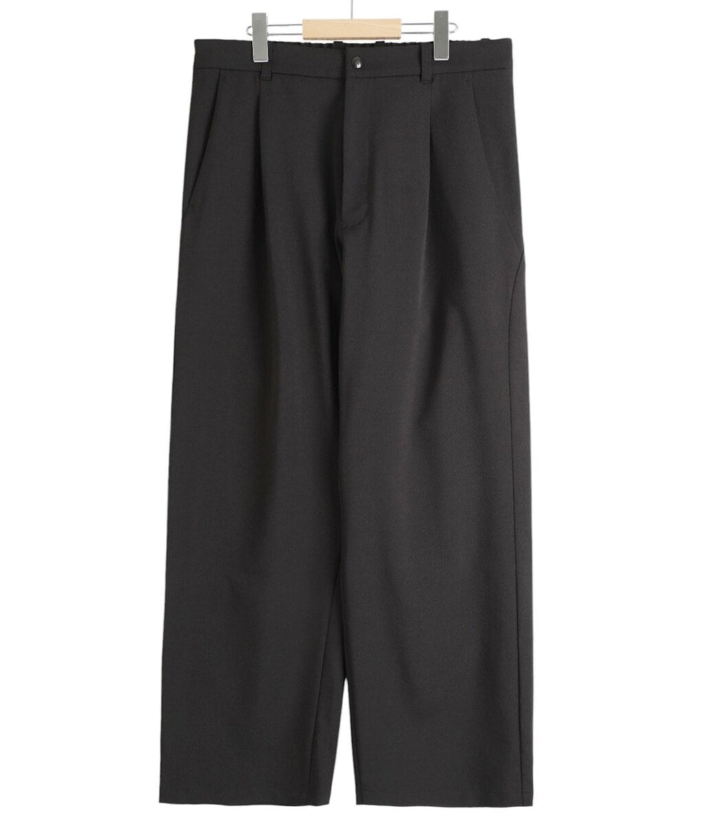 レングスは前回よりやや短めに設定。薄底、厚底シューズともにコーディネートしやすいシューズとのバランスを考慮。深みのあるダークチャコールカラー(本作はドープダイではございません)は、合わせるスタイルを選ばず洗練された印象を与えてくれる。