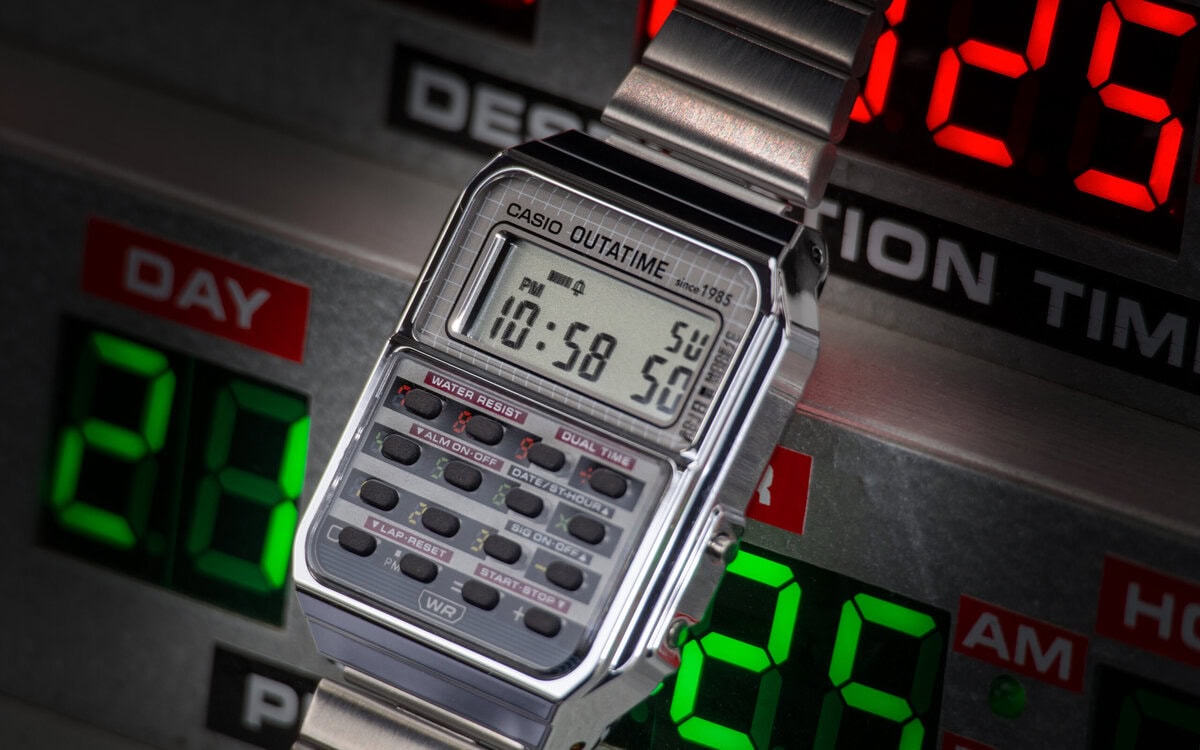 『CA-500WEBF』は、Universal Products & Experiences（UP&E）との協業により実現。時代を超えて愛される“CASIO CLASSIC”と、未来への冒険を描いた名作映画「バック・トゥ・ザ・フューチャー」とのコラボレーションウオッチとなっている。