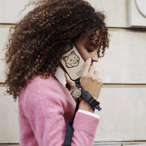 本コレクションでは、モノクロームを基調とした背景にブランドの「キツネ」をステッカースタイルであしらったデザインなど、多彩なラインナップが登場する。