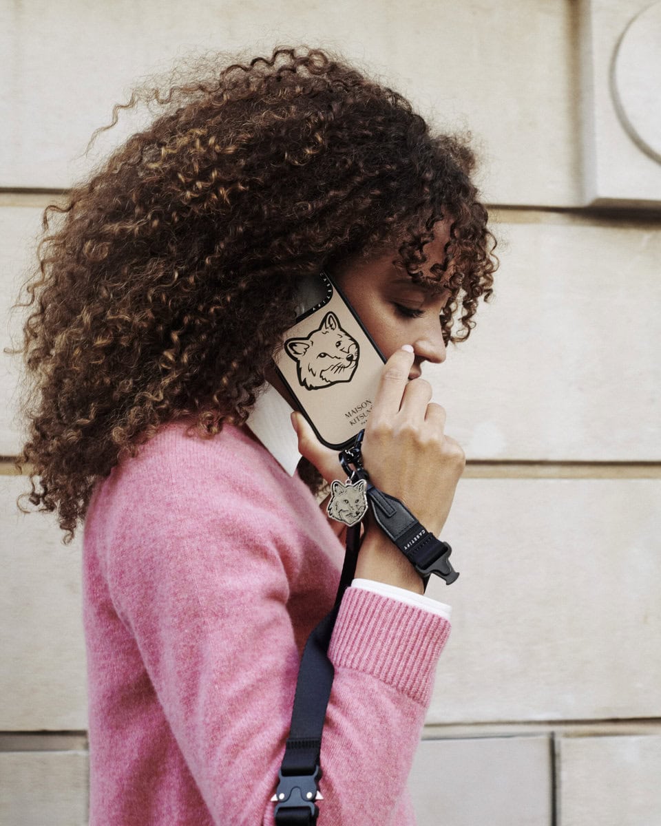 本コレクションでは、モノクロームを基調とした背景にブランドの「キツネ」をステッカースタイルであしらったデザインなど、多彩なラインナップが登場する。