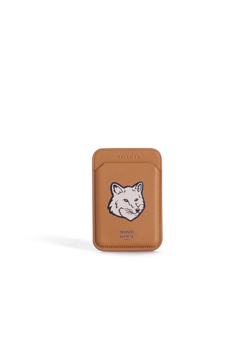 また、洗練されたミニマルなスタイルにぴったりな、 5 色展開されるキツネのモチーフアイテムなど、テックアクセサリーとファッションのコーディネートを楽しめる。