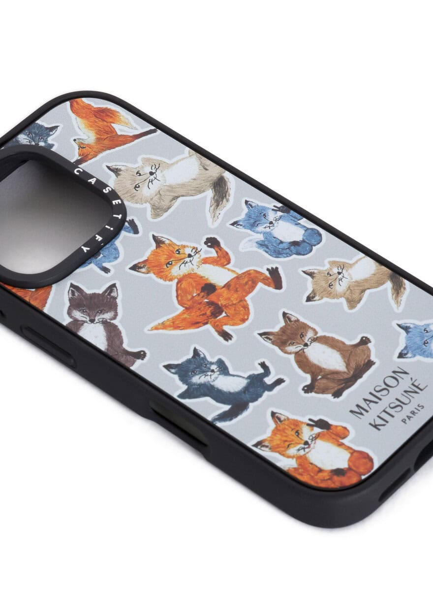 また、颯爽と駆け抜けている姿が愛らしい SPEEDY FOX シリーズのキツネや、カメラに向かってポーズを取る ALL RIGHT FOX シリーズのキツネなど、過去の FOX シリーズが散りばめられたステッカー スタイルのスマホケースなど、遊び心あふれるデザインも展開し、日常に楽しさを加えてくれる。