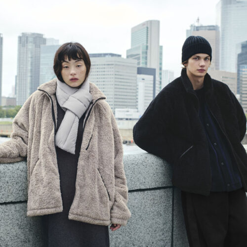 モダンでリラックスしたシルエットに、 NEEDLESらしいシックなカラーリングを施したフリースジャケットは1970年代のヴィンテージアイテムから着想を得たデザイン。