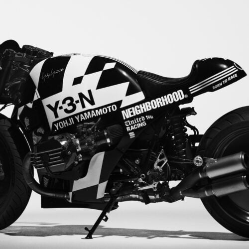 また本コレクションのキービジュアルでは David Gwyther がペイントを手掛けCherry's Companyが製作したカスタム・モーターサイクルをフィーチャーし、モノクロ写真でコレクションの中心にある反逆のエネルギーを鮮烈に表現する。