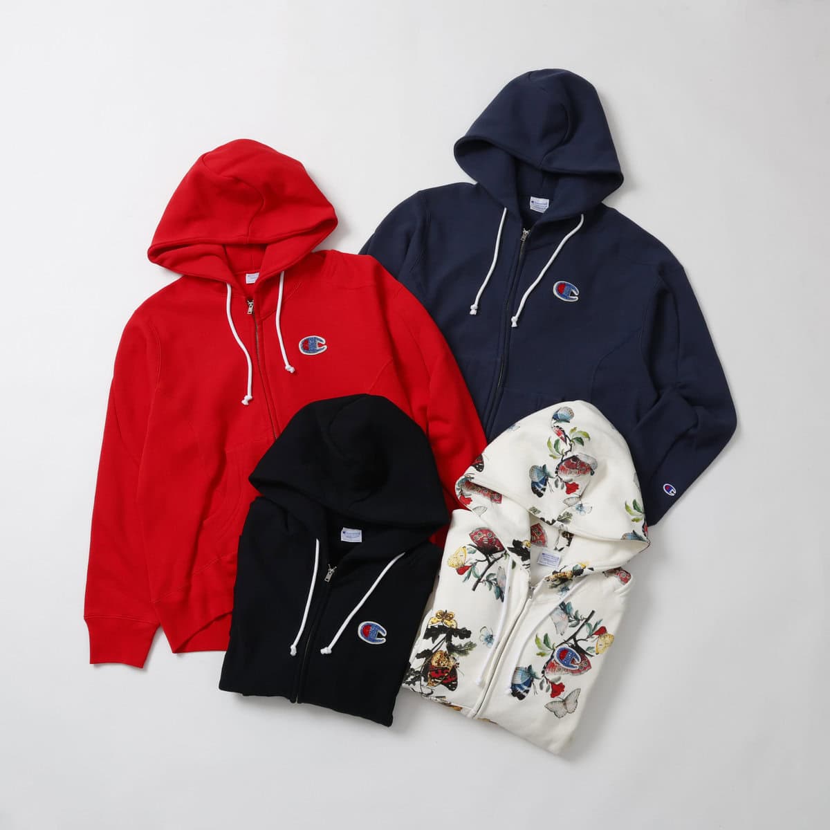 また今回も、ラグジュアリーなビーズワッペンでChampion ロゴを製作。中綿を入れて厚みを出し、立体的で存在感のあるデザインに仕上げている。