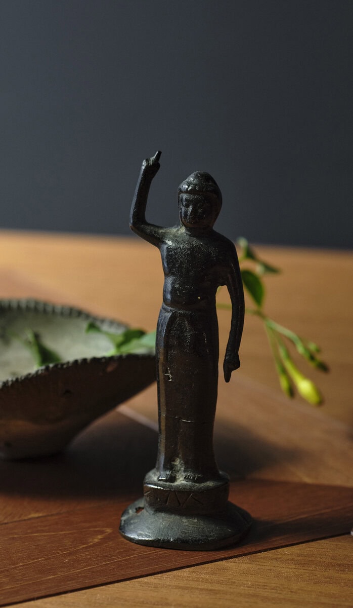 おしゃれな人の家にあるのは、アートでも観葉植物でもなく“仏像”だった。