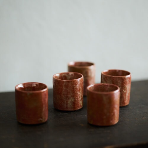 茶色い釉薬がかかった、高さの低い筒状の陶器の向付(むこうづけ)が5つ並んでいる。