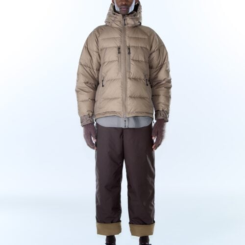 空調機能とヒーター機能という相反する機能を⼀つのモデルに搭載させて、本当の意味で通年着⽤できる道具としての服を模索して誕⽣した本作。