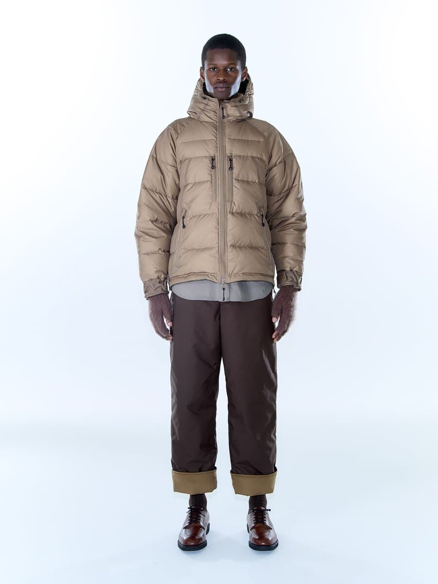 空調機能とヒーター機能という相反する機能を⼀つのモデルに搭載させて、本当の意味で通年着⽤できる道具としての服を模索して誕⽣した本作。