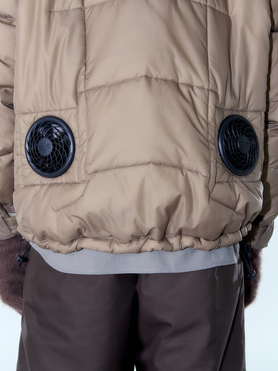 空調服×meanswhile（ミーンズワイル）によるAir Circulation System Down JKTがリリースする。冬の温度差を着たままコントロールする空調服®搭載ダウンとなっている。