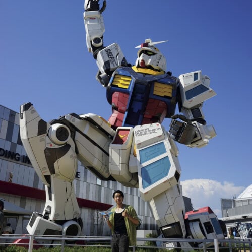 大阪万博のガンダムネクストフューチャーパビリオンの雄大な実物大ガンダム像