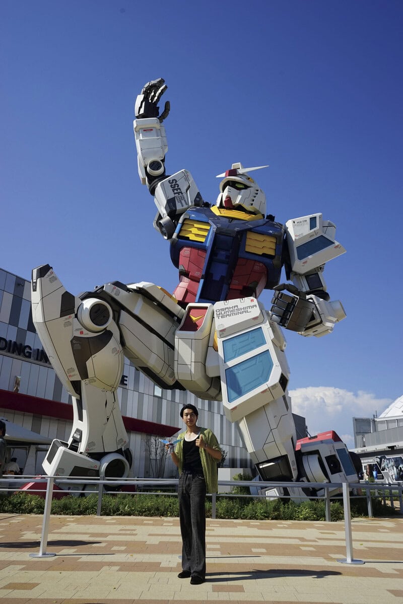 大阪万博のガンダムネクストフューチャーパビリオンの雄大な実物大ガンダム像