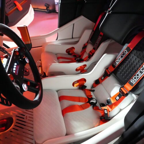 オレンジとホワイトを中心とした独特の色使いなど、まさにゲームの世界から飛び出してきた雰囲気