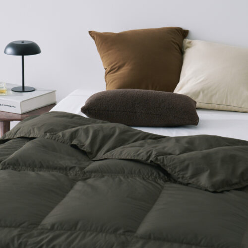 TAIONが提案する新コンセプト「ルームダウン」は、布団・ポンチョ・カーディガンの3WAY仕様に加え、クッションに収納可能。1枚で“掛ける・羽織る・包む・しまう”が完結する、新しい掛け布団の在り方だ。