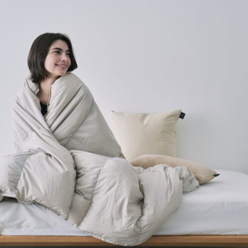 TAION（タイオン）が提案する“暮らしに溶け込む”ルームダウン。クッション中に収納する、新しい布団の在り方とは。