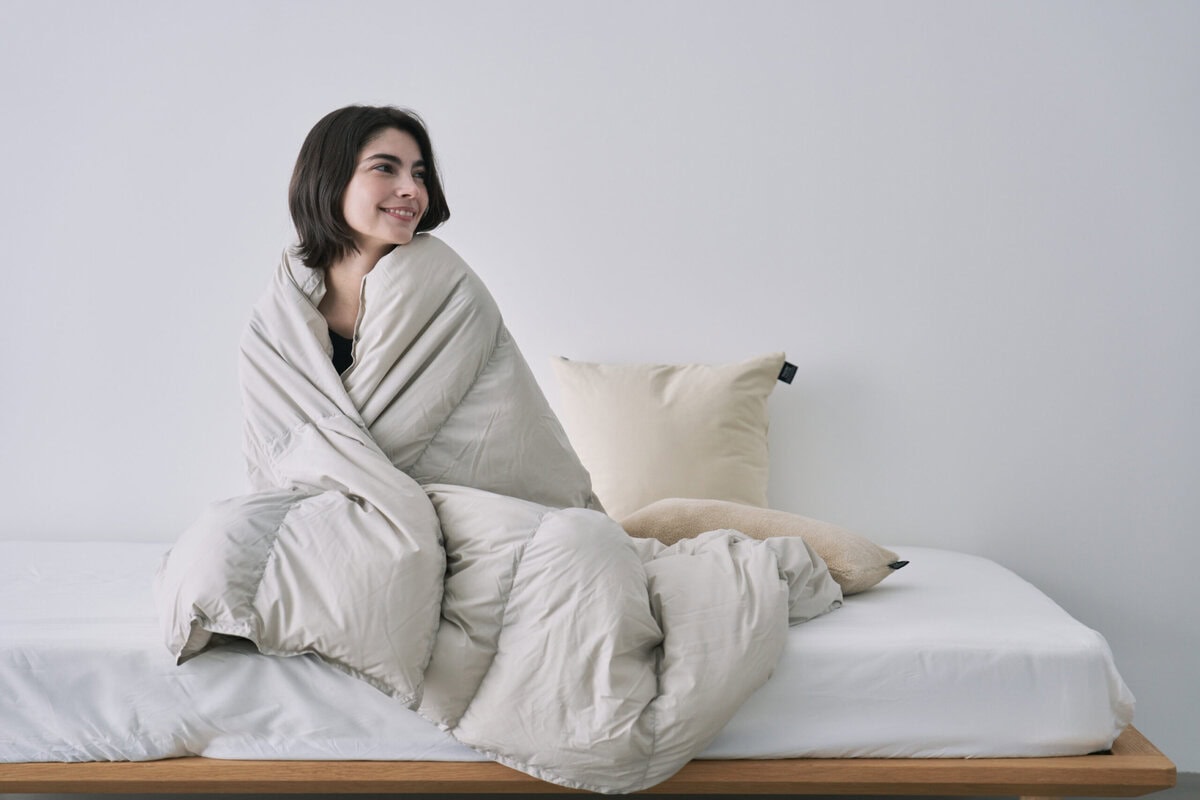 TAION（タイオン）が提案する“暮らしに溶け込む”ルームダウン。クッション中に収納する、新しい布団の在り方とは。