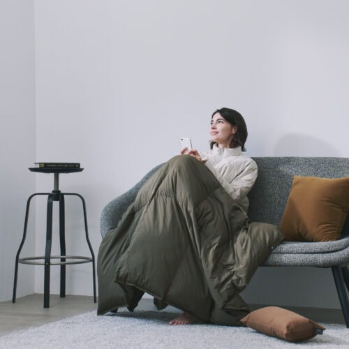 「家の中でも、ゴロゴロ布団の温かさに包まれたい。」という思いから着想し、TAIONインナーダウンウェアの軽くて温かいノウハウを ルームダウン へと拡張。“着れる布団”という新しいカテゴリーを提案する。