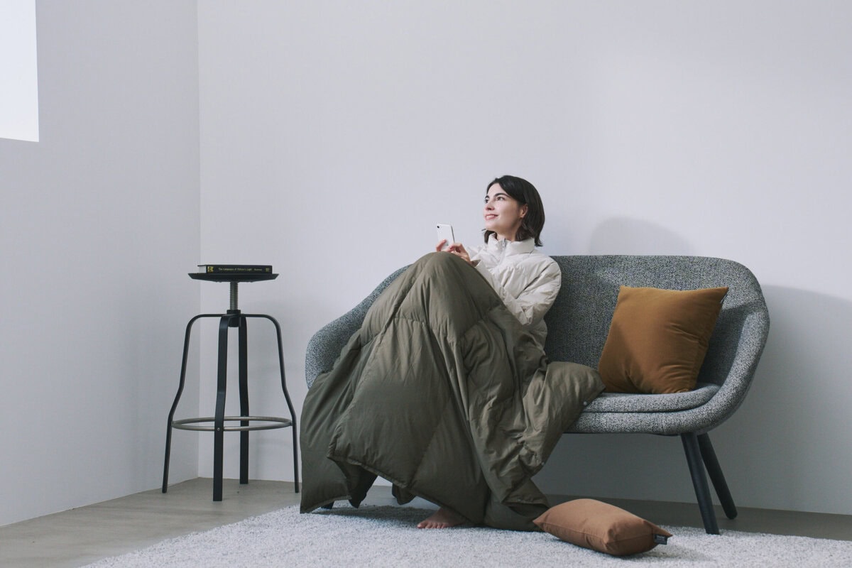 「家の中でも、ゴロゴロ布団の温かさに包まれたい。」という思いから着想し、TAIONインナーダウンウェアの軽くて温かいノウハウを ルームダウン へと拡張。“着れる布団”という新しいカテゴリーを提案する。