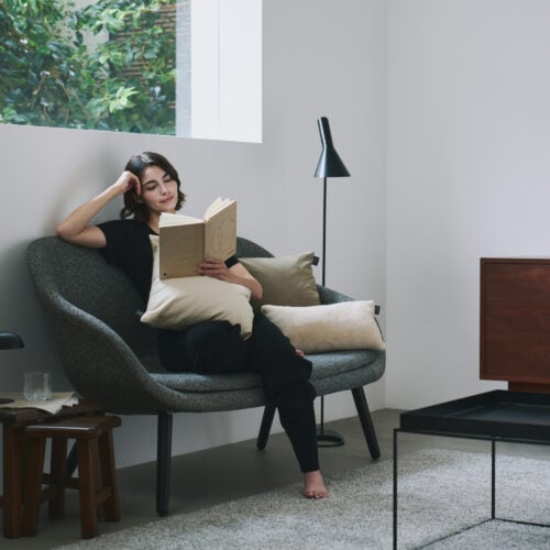 開発コンセプトは、これまでの一般ダウンウェアとは異なり、“家の中で快適に過ごす”為の、機能とデザインを追求。掛け布団がクッションへと姿を変える、機能とアイデアの融合が実現している