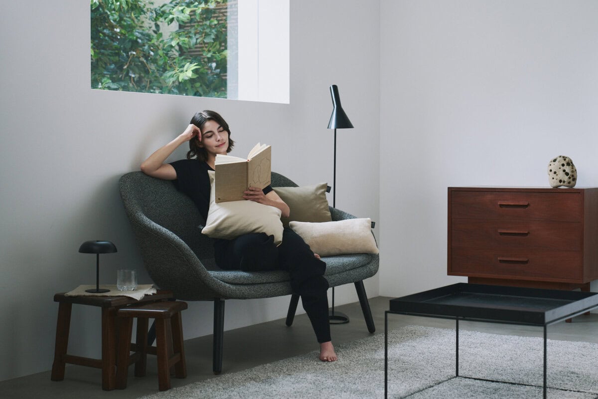 開発コンセプトは、これまでの一般ダウンウェアとは異なり、“家の中で快適に過ごす”為の、機能とデザインを追求。掛け布団がクッションへと姿を変える、機能とアイデアの融合が実現している