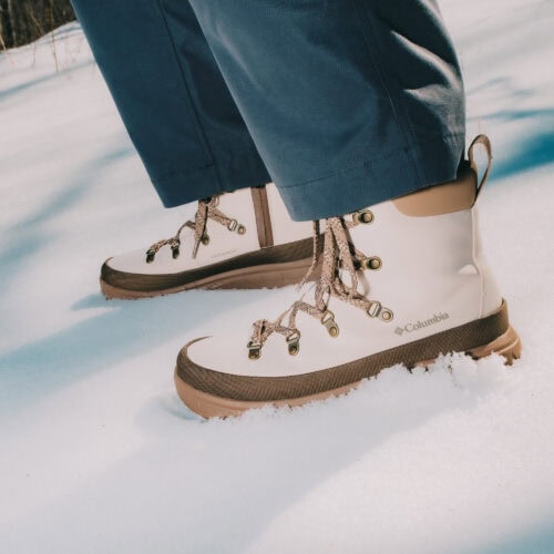 アッパー全体はウォータープルーフ仕様で、雨や融雪の水侵入を防ぎつつ、通気性にも配慮している。