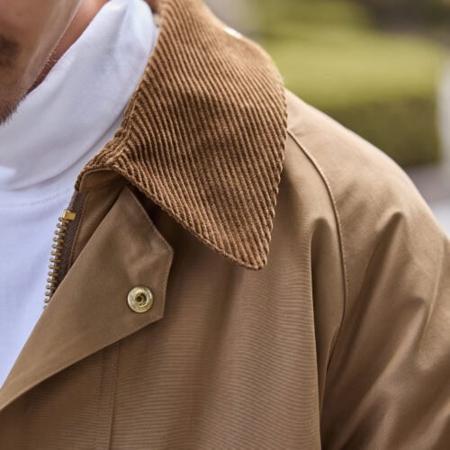 中わたが入った分を考慮した全体のバランス感はほどよいゆとりがあるため、厚手のニットやフーディなどミドラーアイテムとのレイヤードも可能。