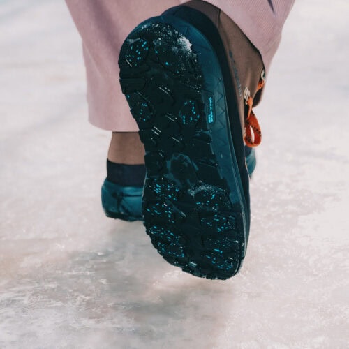 さらに、アウトソールには独自の防滑機能「 OMNI-GRIP ICE」を採用し、氷雪路面で優れたグリップ力を発揮。都市部の凍結した道でも安定した歩行をサポートする。