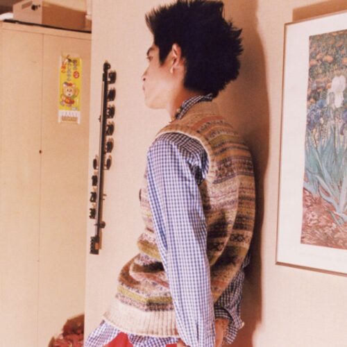 【脱・いい子！】 今、注目の「フェアアイル柄ニット」を着るならこう！ カラーパンツと“じゃらじゃらアクセ”でクラシックをぶっ壊せ