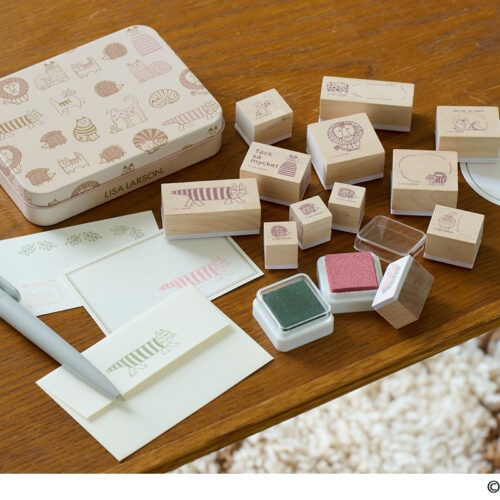 リサ・ラーソンの「木製スタンプ＆2026年手帳」が可愛すぎた…！コラボ付録を徹底比較　あなたはどっちのねこを選ぶ？