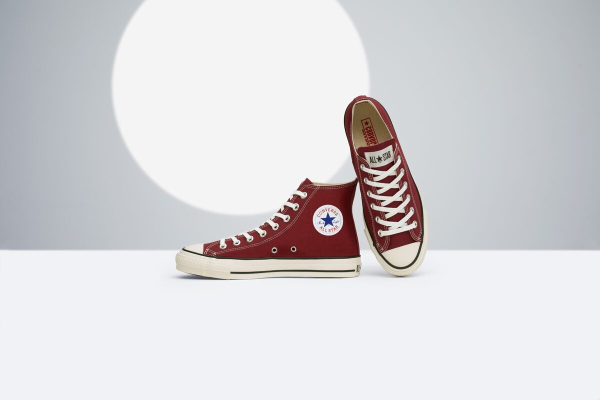 新作は、キャンバス オールスター(HI&OX)に深みのあるバーガンディー、レザー オールスター(HI)に上品なディープグリーンがそれぞれ登場。時代を超えて愛されるデザインに、日本ならではのクラフトマンシップが息づく一足となっている。