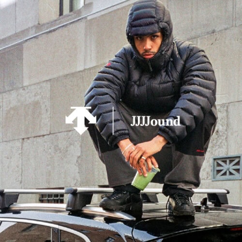DESCENTE（デサント）とJJJJound（ジョウンド）によるコラボレーションでは、「オフマウンテン」の視点でパフォーマンスを再定義。ダウンジャケット、シェルジャケット、シャツ、ワークパンツなど全9型する。