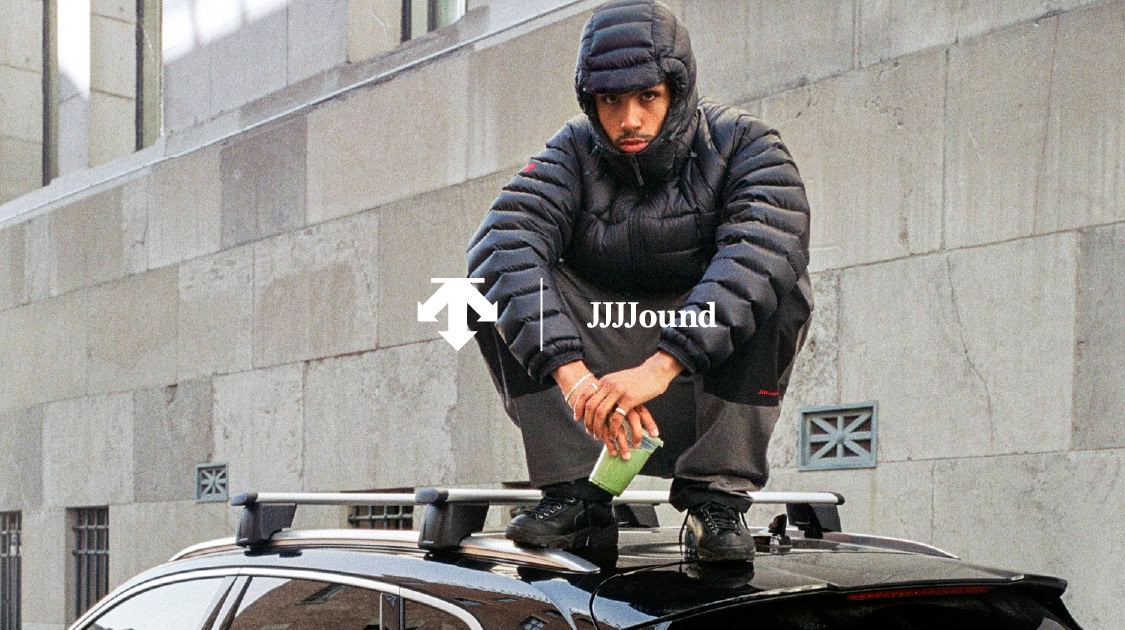 DESCENTE（デサント）とJJJJound（ジョウンド）によるコラボレーションでは、「オフマウンテン」の視点でパフォーマンスを再定義。ダウンジャケット、シェルジャケット、シャツ、ワークパンツなど全9型する。