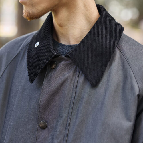 表地にはマットな風合いが特徴のパウダーピーチウェザーを採用。内側にはキルトライニングを仕込み防寒性を高めつつ、コーチジャケットを思わせる絶妙な着丈のバランスは活かしながら身幅をやや細めに設定。