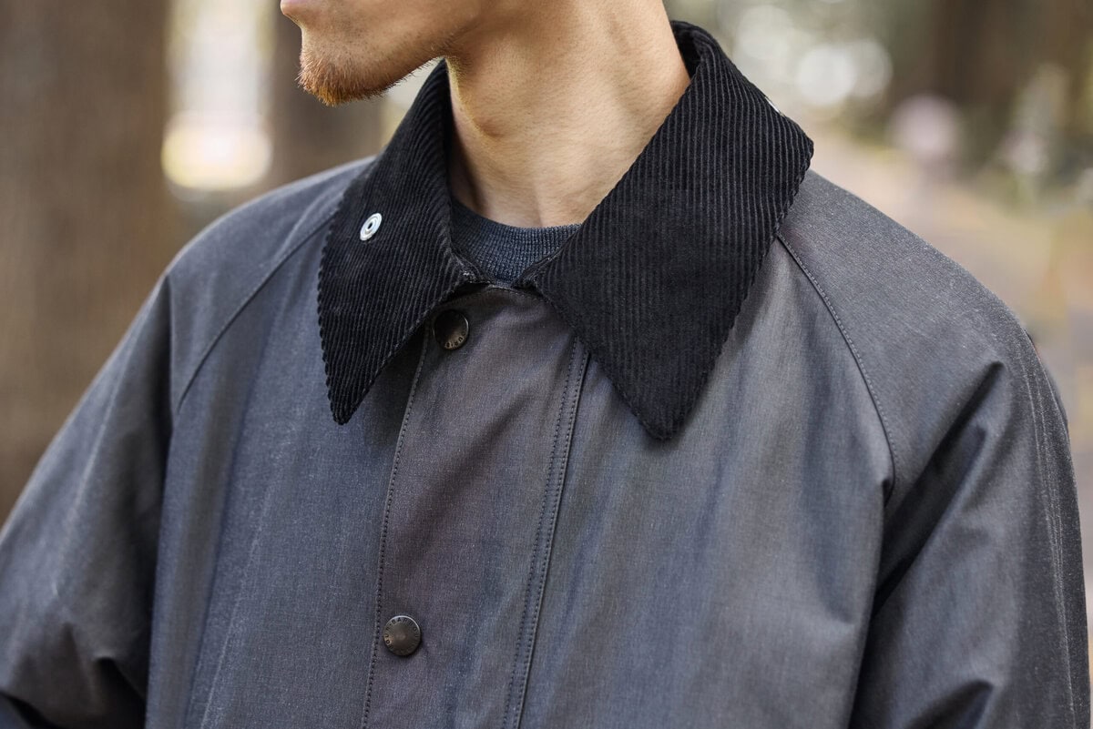 表地にはマットな風合いが特徴のパウダーピーチウェザーを採用。内側にはキルトライニングを仕込み防寒性を高めつつ、コーチジャケットを思わせる絶妙な着丈のバランスは活かしながら身幅をやや細めに設定。