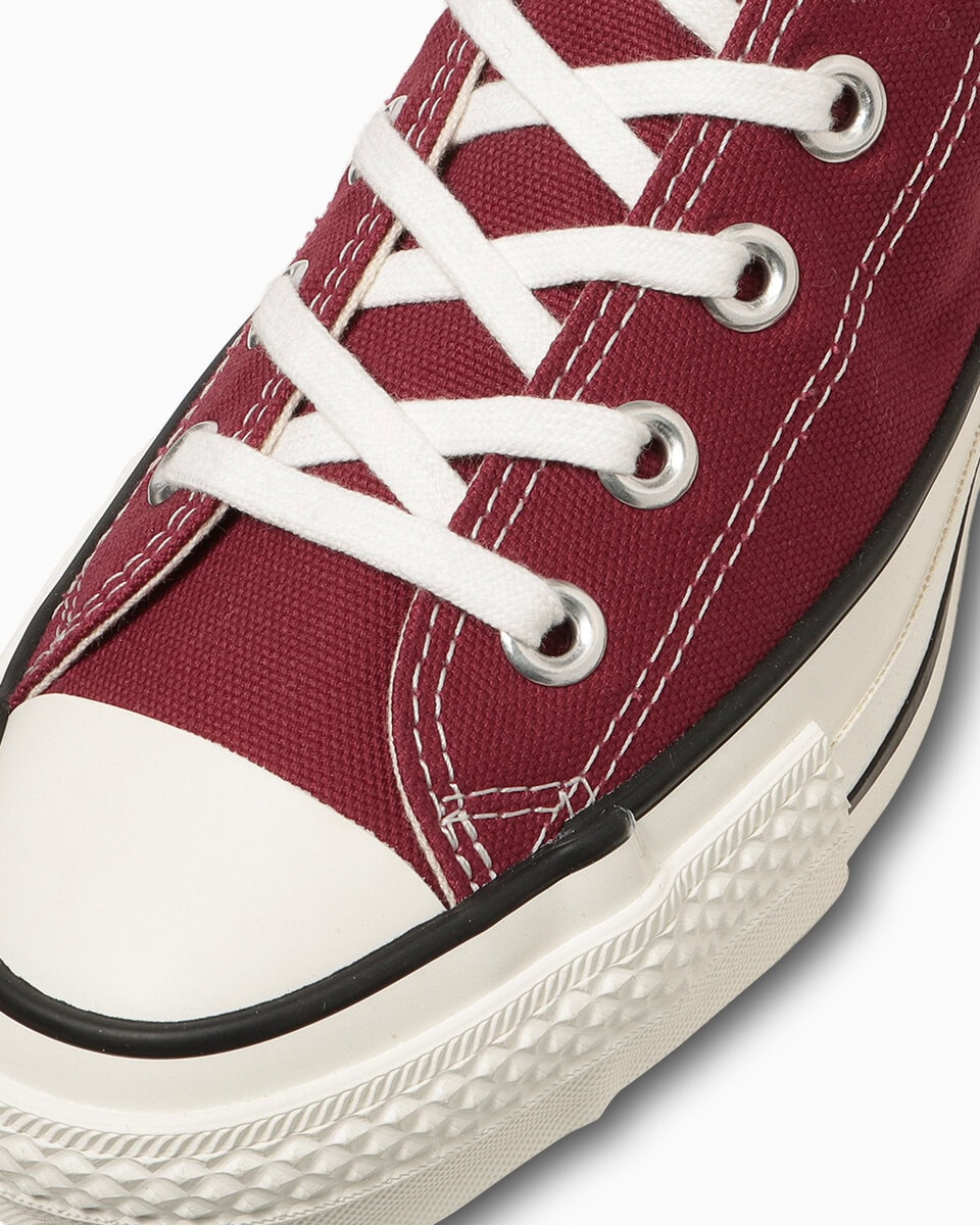 トウスプリングを低く設定し、シャープなシルエットを描く80年代のラストを採用し、クラシックでありながら洗練された印象を演出する「ALL STAR J」。細めのコットンシューレースや光沢感のあるハトメ、生成りのテープなど、ディテールにもヴィンテージのエッセンスを散りばめた逸品。