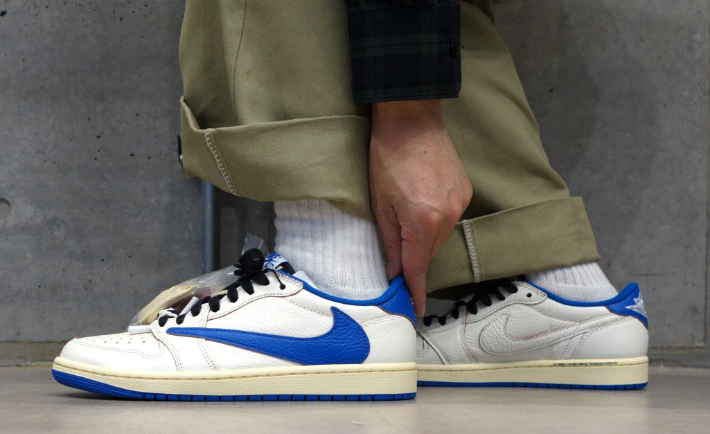 Travis Scott × fragment design × Nike（トラヴィススコット × フラグメントデザイン × ナイキ）のエアジョーダン1 ロー OG "セイル/ミリタリーブルー"
