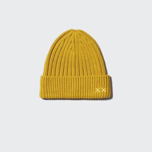 HEATTECH 機能付きニットキャップとグローブ、バイカラーのコントラストが際立つマフラーは、着こなしのアクセントに。セー ターとお揃いのカラーでスタイリング可能なニットキャップ、ミトン、ネックウォーマーはキッズでもリリースする。