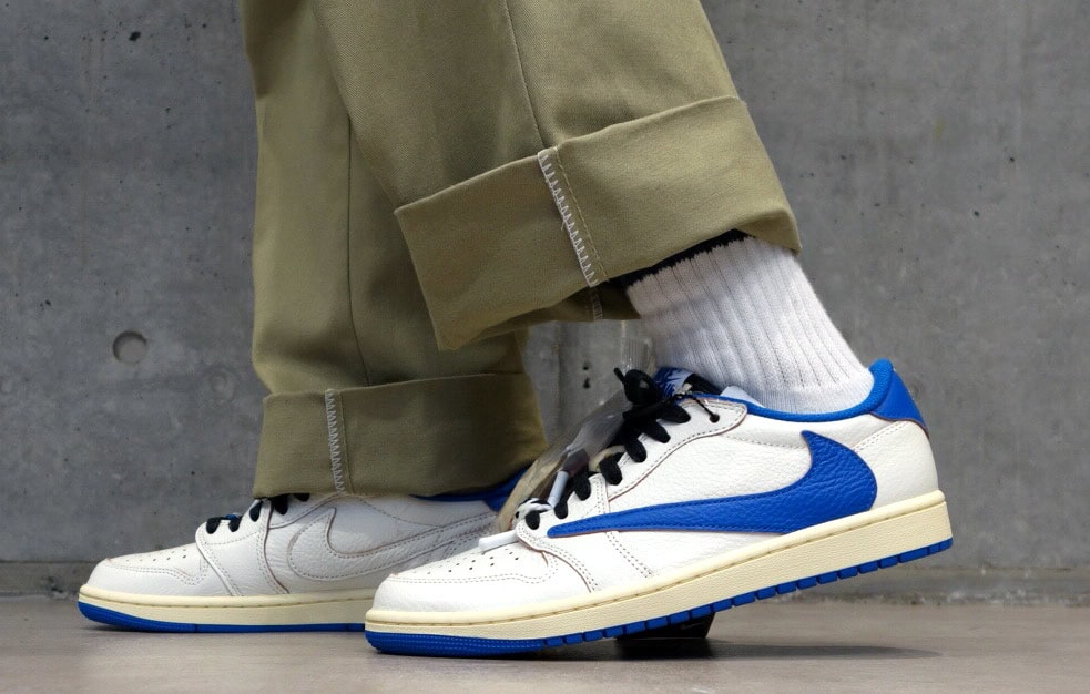 Travis Scott × fragment design × Nike（トラヴィススコット × フラグメントデザイン × ナイキ）のエアジョーダン1 ロー OG "セイル/ミリタリーブルー"
