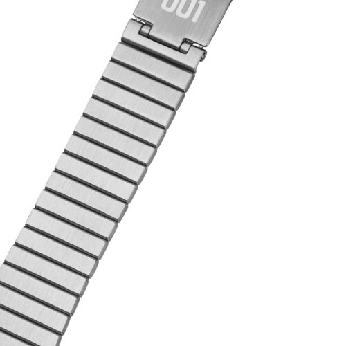 裏蓋にはロゴを、中留カバーにはヴェクナのタトゥーである「001」を刻印した。