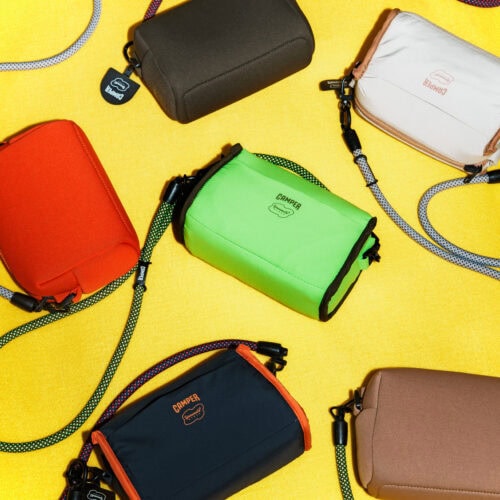 コラボレーションポーチは、表地には肉厚でクッション性のあるリサイクルポリエステル素材を採用し、ふっくらとした形状で遊び心ある雰囲気を表現。リバーシブル仕様で、気分やシーンに合わせた配色のコーディネートを楽しめる。