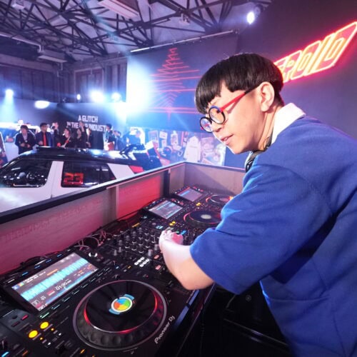 DJ SO-SO とDJ Ryotaがパフォーマンスを実施