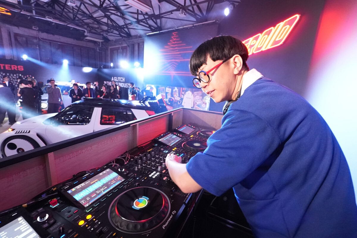 DJ SO-SO とDJ Ryotaがパフォーマンスを実施